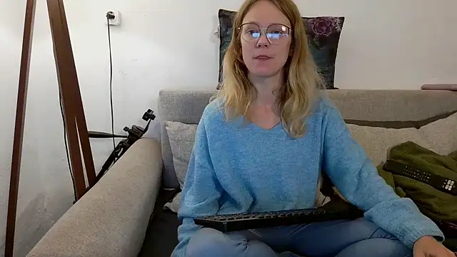 little-leni online show from September 26, 8:27 pm