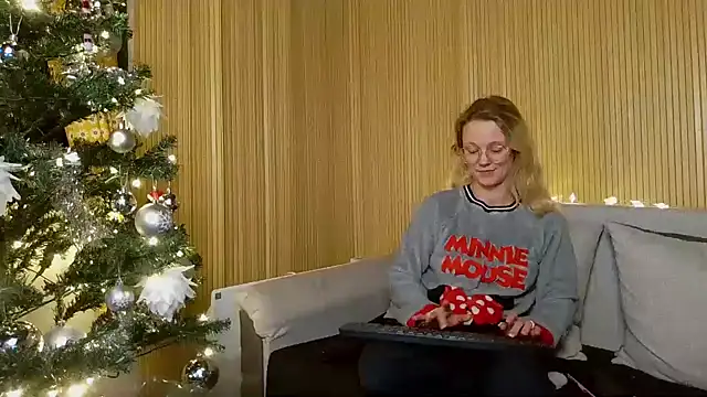 little-leni online show from December 6, 9:18 pm
