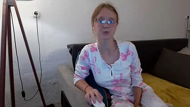 little-leni online show from June 6, 8:14 pm