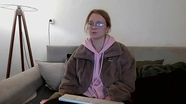 little-leni online show from March 12, 8:57 pm