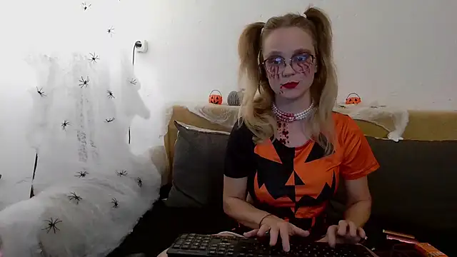 little-leni online show from October 31, 8:49 pm