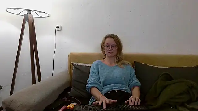 little-leni online show from November 1, 7:52 pm