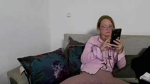 little-leni online show from April 15, 7:58 pm