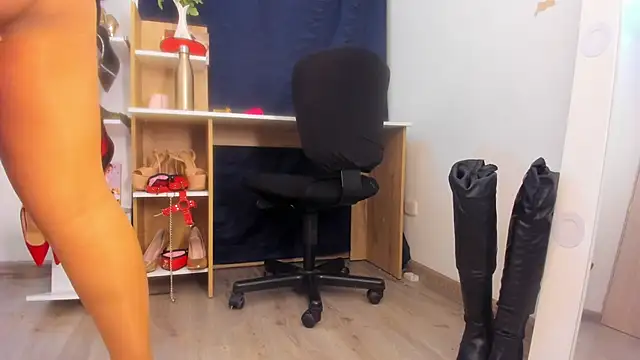 Snapshot of MIss_Kendall_ chatting on November 14, 10:35 pm MIss Kendall online show from November 14, 10:35 pm