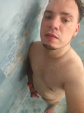 Snapshot of latinoflpr chatting on September 19, 12:58 am latinoflpr online show from September 19, 12:58 am