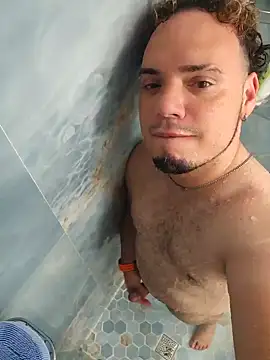 Snapshot of latinoflpr chatting on October 6, 2:02 am latinoflpr online show from October 6, 2:02 am