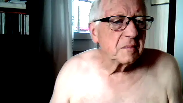 Snapshot of johnjohn622662 chatting on July 5, 8:10 am johnjohn622662 online show from July 5, 8:10 am