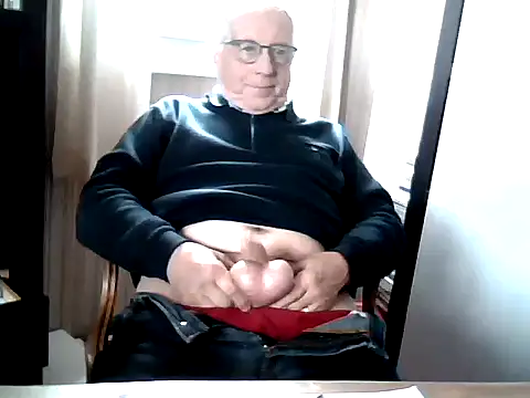 Snapshot of johnjohn622662 chatting on April 18, 3:25 pm johnjohn622662 online show from April 18, 3:25 pm