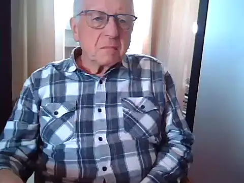 Snapshot of johnjohn622662 chatting on April 8, 9:33 am johnjohn622662 online show from April 8, 9:33 am