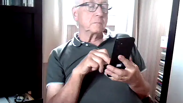 Snapshot of johnjohn622662 chatting on June 15, 1:55 pm johnjohn622662 online show from June 15, 1:55 pm