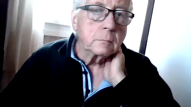 Snapshot of johnjohn622662 chatting on May 21, 3:20 pm johnjohn622662 online show from May 21, 3:20 pm