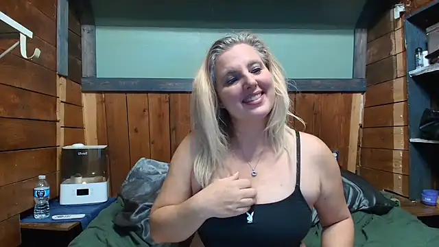 lisaxlovexxx online show from May 3, 1:44 am