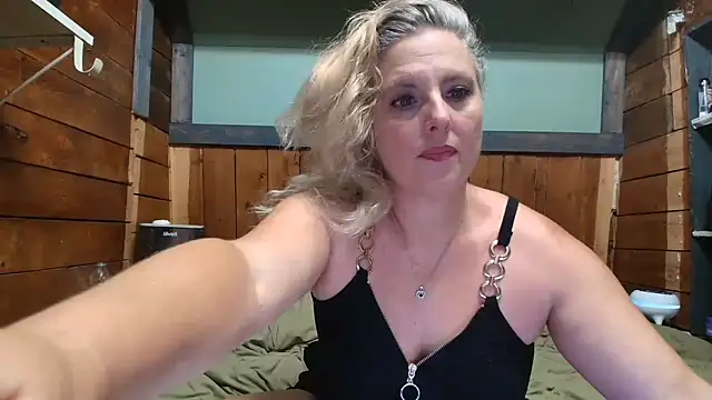 Snapshot of lisaxlovexxx chatting on June 16, 6:30 pm lisaxlovexxx online show from June 16, 6:30 pm