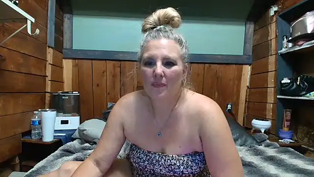 Snapshot of lisaxlovexxx chatting on June 10, 4:46 am lisaxlovexxx online show from June 10, 4:46 am