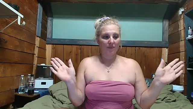 Snapshot of lisaxlovexxx chatting on June 22, 3:36 am lisaxlovexxx online show from June 22, 3:36 am
