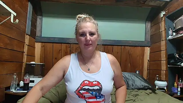 Snapshot of lisaxlovexxx chatting on July 1, 1:06 am lisaxlovexxx online show from July 1, 1:06 am