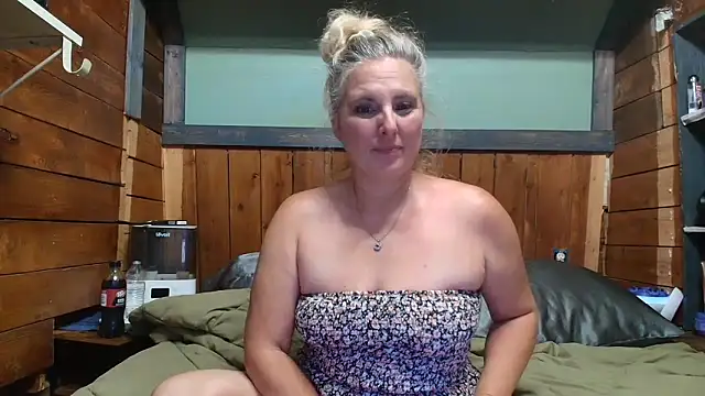 Snapshot of lisaxlovexxx chatting on June 16, 2:11 am lisaxlovexxx online show from June 16, 2:11 am