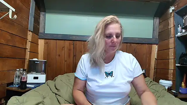 Snapshot of lisaxlovexxx chatting on June 21, 2:28 am lisaxlovexxx online show from June 21, 2:28 am