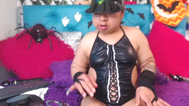 SARAWILLS online show from October 28, 2:27 pm