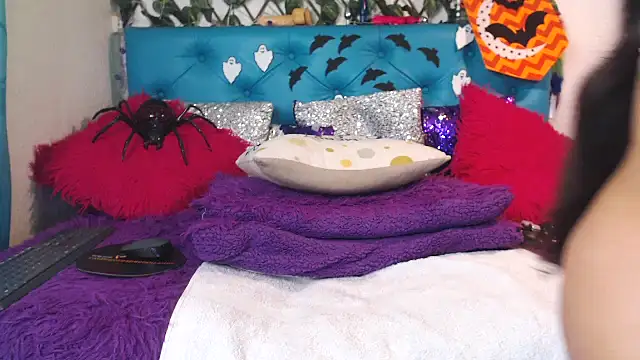 SARAWILLS online show from October 31, 2:02 pm