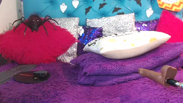 SARAWILLS online show from October 30, 3:09 pm