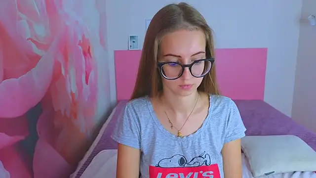 Snapshot of AliceAdams chatting on October 24, 6:45 am AliceAdams online show from October 24, 6:45 am