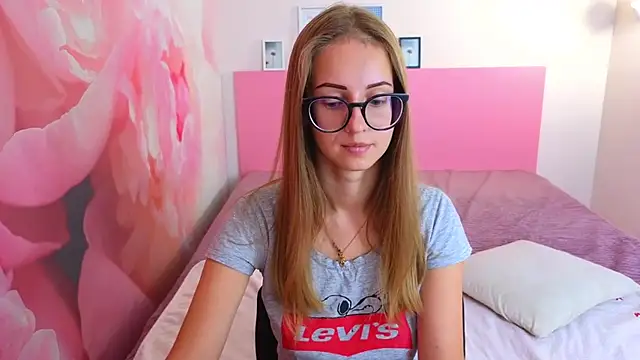 Snapshot of AliceAdams chatting on September 29, 7:37 am AliceAdams online show from September 29, 7:37 am