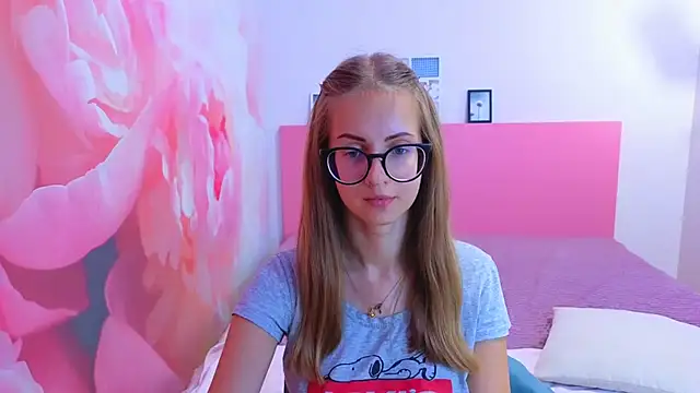 Snapshot of AliceAdams chatting on September 13, 7:19 am AliceAdams online show from September 13, 7:19 am