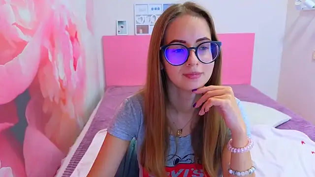 Snapshot of AliceAdams chatting on October 31, 8:33 am AliceAdams online show from October 31, 8:33 am