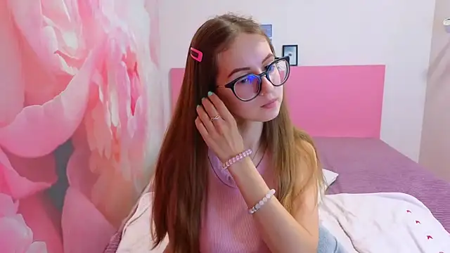 Snapshot of AliceAdams chatting on February 7, 8:11 am AliceAdams online show from February 7, 8:11 am