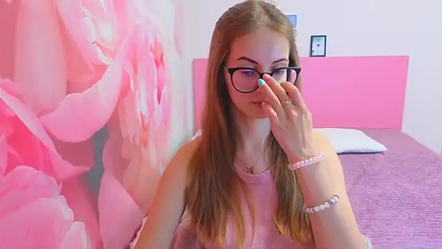 Snapshot of AliceAdams chatting on February 21, 8:16 am AliceAdams online show from February 21, 8:16 am