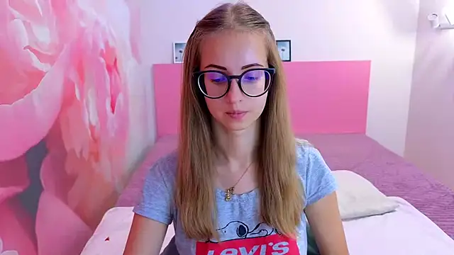 Snapshot of AliceAdams chatting on September 19, 6:39 am AliceAdams online show from September 19, 6:39 am