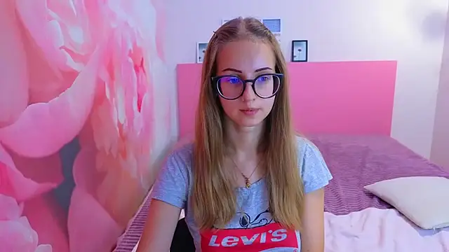 Snapshot of AliceAdams chatting on October 6, 6:58 am AliceAdams online show from October 6, 6:58 am