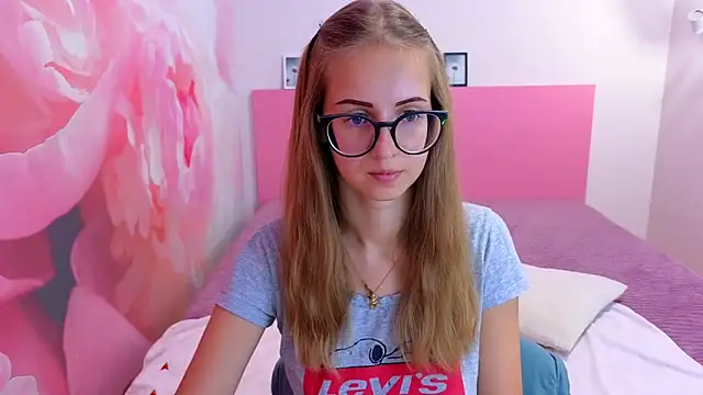 Snapshot of AliceAdams chatting on September 17, 6:48 am AliceAdams online show from September 17, 6:48 am