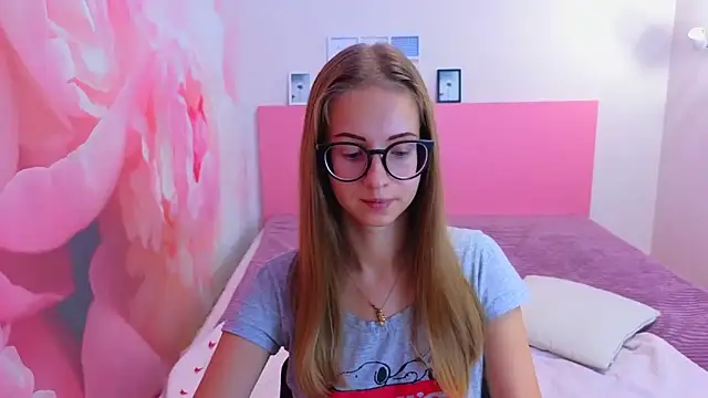 Snapshot of AliceAdams chatting on October 5, 8:05 am AliceAdams online show from October 5, 8:05 am