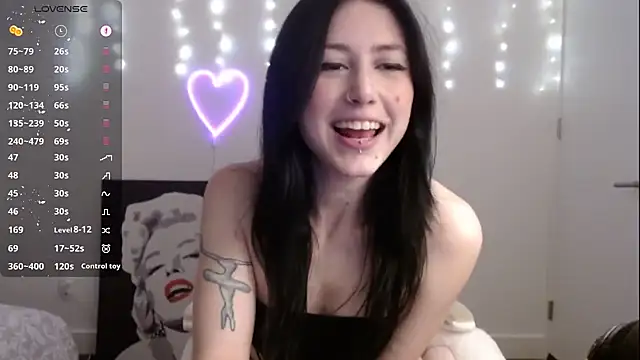 Snapshot of PlayfulApril chatting on November 23, 12:53 am PlayfulApril online show from November 23, 12:53 am