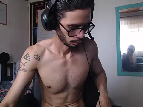 Snapshot of alisterxxx chatting on May 28, 4:02 pm alisterxxx online show from May 28, 4:02 pm