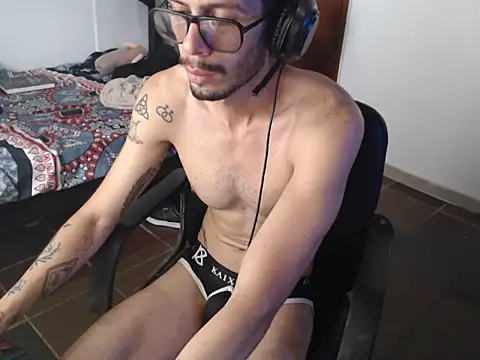 Snapshot of alisterxxx chatting on May 30, 2:23 pm alisterxxx online show from May 30, 2:23 pm
