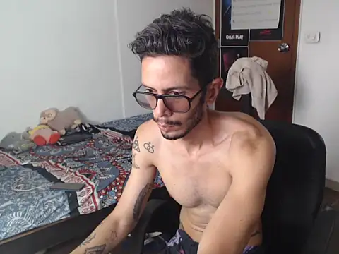 Snapshot of alisterxxx chatting on May 25, 3:11 pm alisterxxx online show from May 25, 3:11 pm