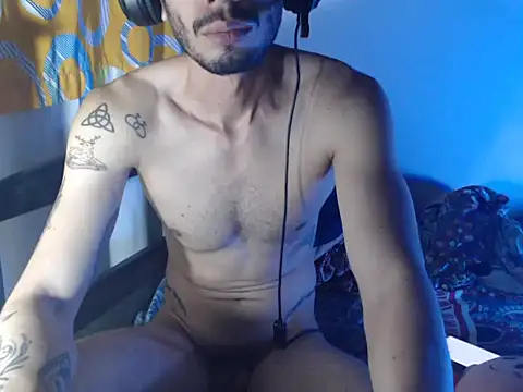 Snapshot of alisterxxx chatting on May 31, 2:28 am alisterxxx online show from May 31, 2:28 am