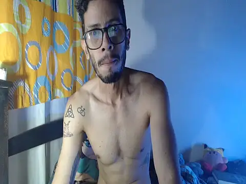 Snapshot of alisterxxx chatting on May 22, 11:08 am alisterxxx online show from May 22, 11:08 am