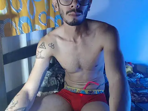 Snapshot of alisterxxx chatting on May 28, 2:41 am alisterxxx online show from May 28, 2:41 am