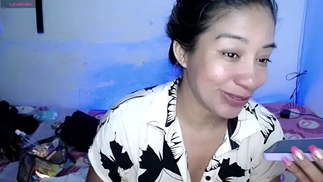 ninatiny online show from April 15, 11:49 am