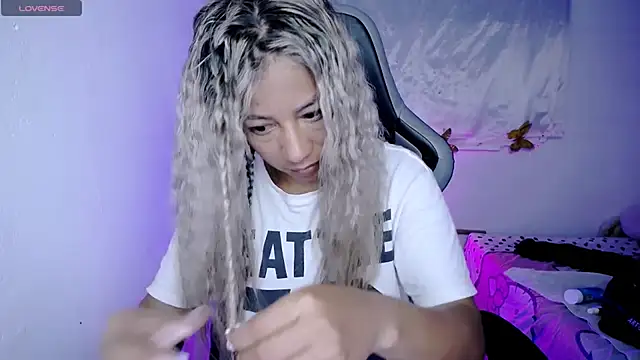 ninatiny online show from December 5, 10:47 am