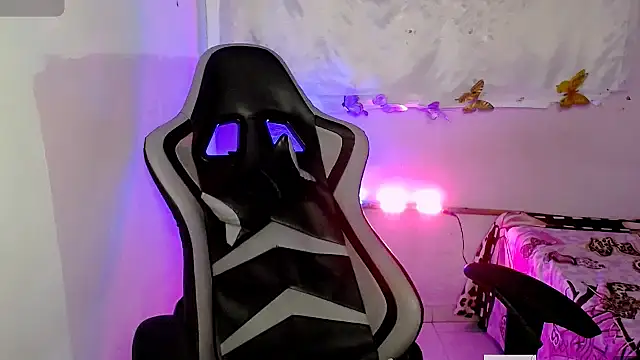 ninatiny online show from October 30, 8:23 am