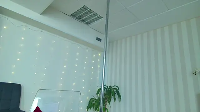 girl nextd00r online show from February 7, 1:11 pm