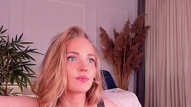 daisyd001 online show from April 2, 8:32 am