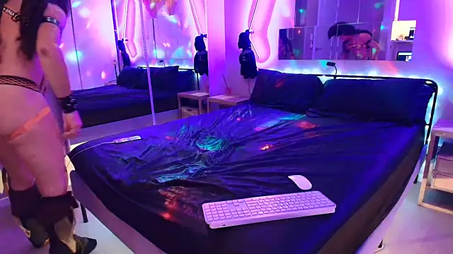 Snapshot of MikyFoxx chatting on November 1, 4:19 am MikyFoxx online show from November 1, 4:19 am