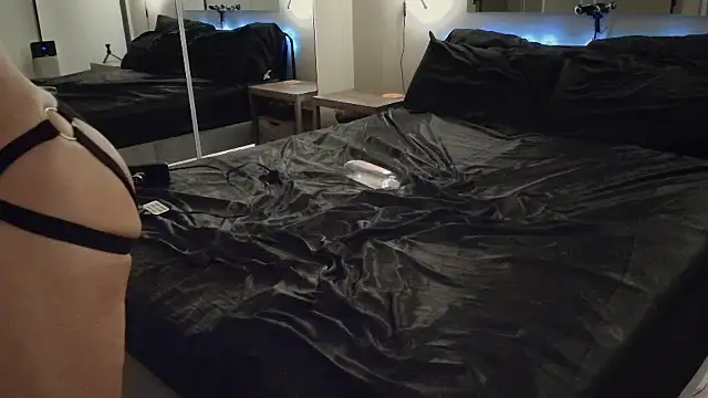 Snapshot of MikyFoxx chatting on November 24, 7:19 am MikyFoxx online show from November 24, 7:19 am