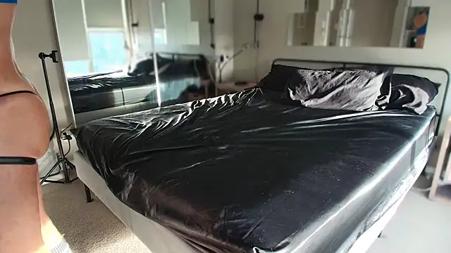 Snapshot of MikyFoxx chatting on December 17, 10:37 pm MikyFoxx online show from December 17, 10:37 pm